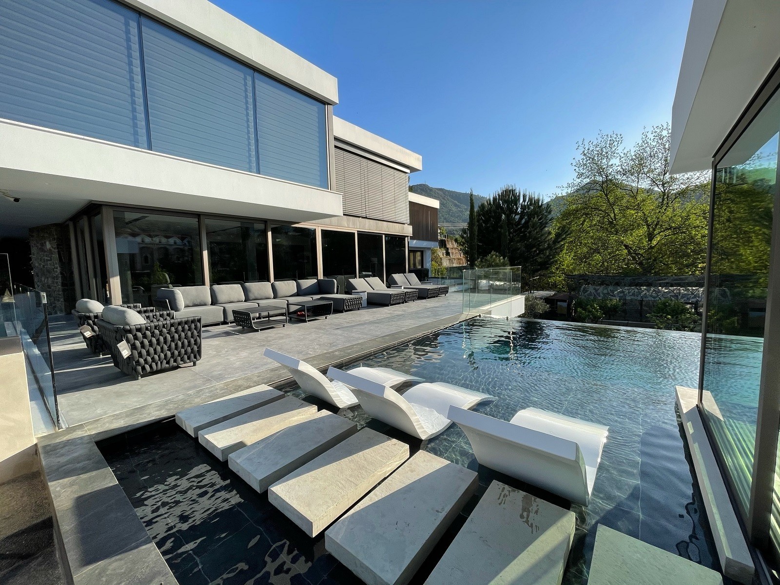 Factors That Should Consider When Choosing An Outdoor Table