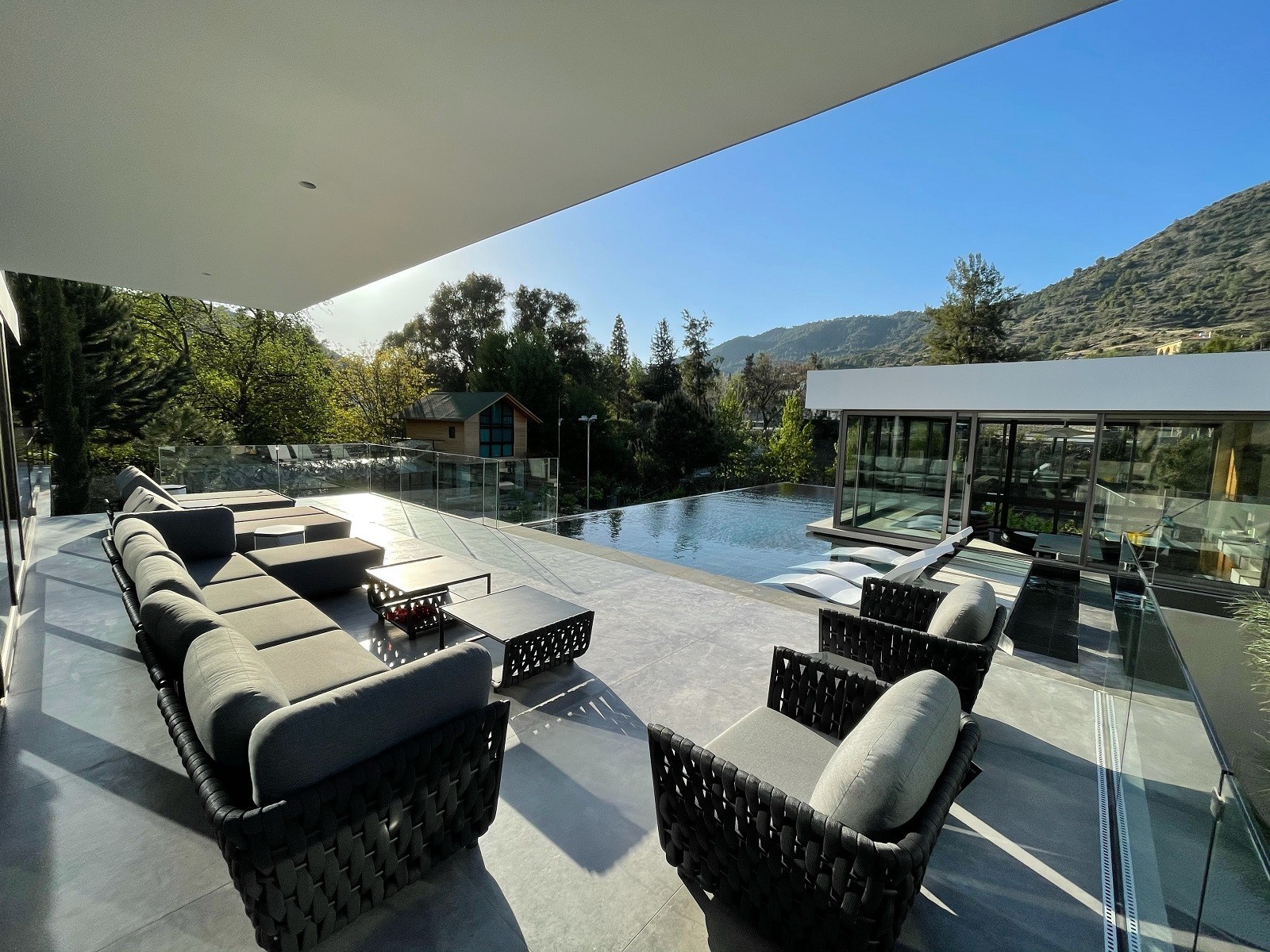 Factors That Should Consider When Choosing An Outdoor Table